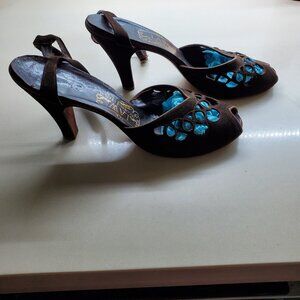 TRUE VINTAGE 1940'S BROWN SUEDE SHOES - SIZE 8-1/2